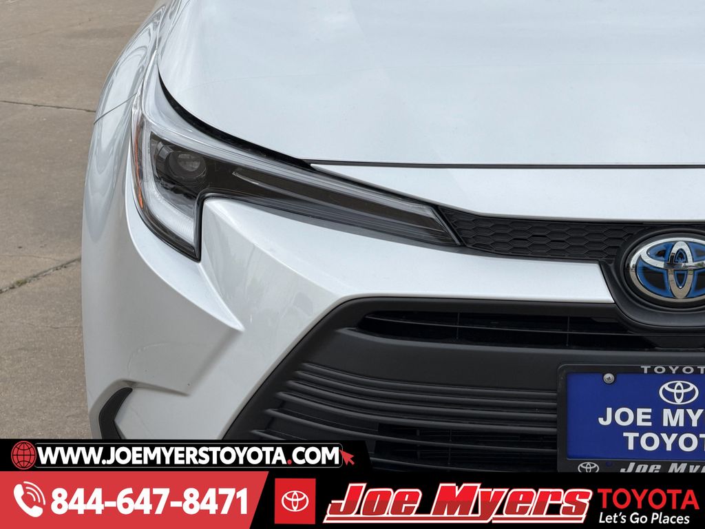 Used 2025 Classic Silver Metallic Toyota LE image 5