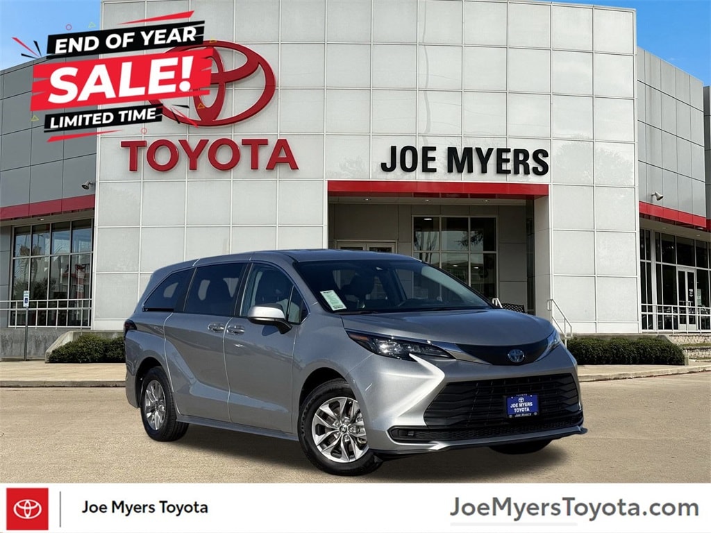2024 Toyota Sienna LE's photo