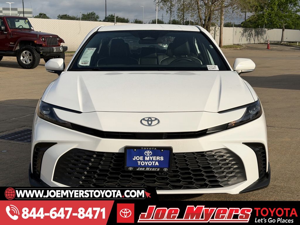 Used 2025 Ice Cap Toyota SE image 3
