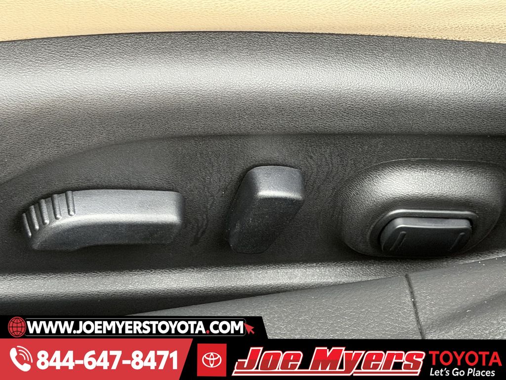 Used 2016 Cayenne Red Nissan 2.5 SL image 28