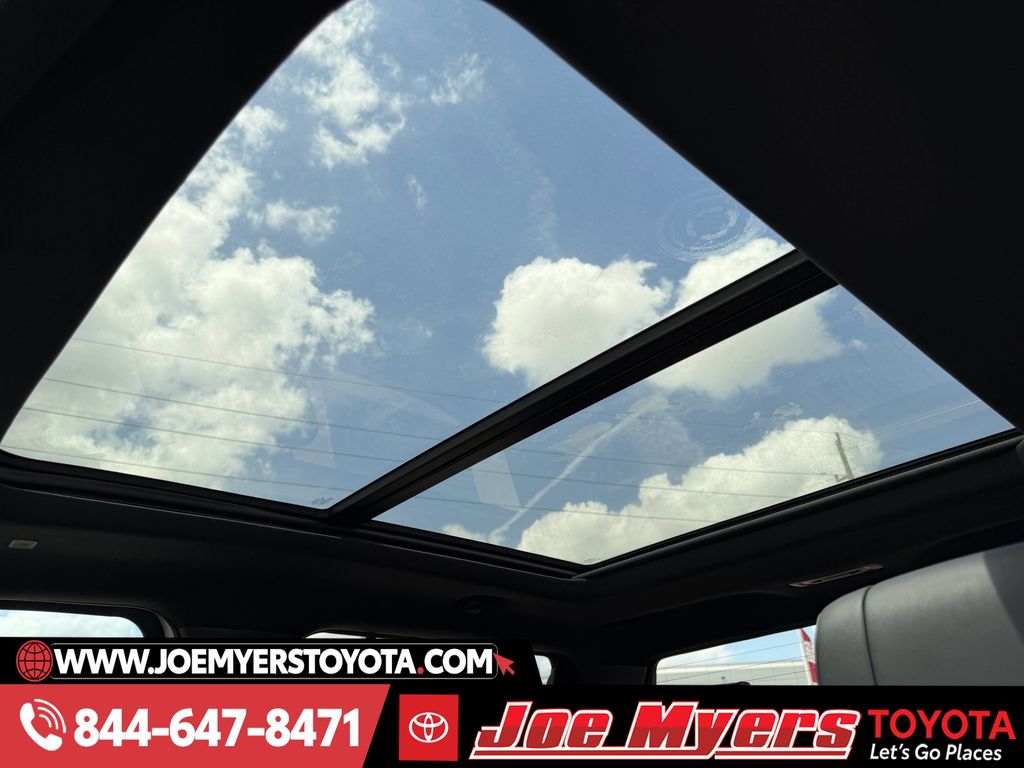 New 2026 Wind Chill Pearl Toyota Platinum image 21