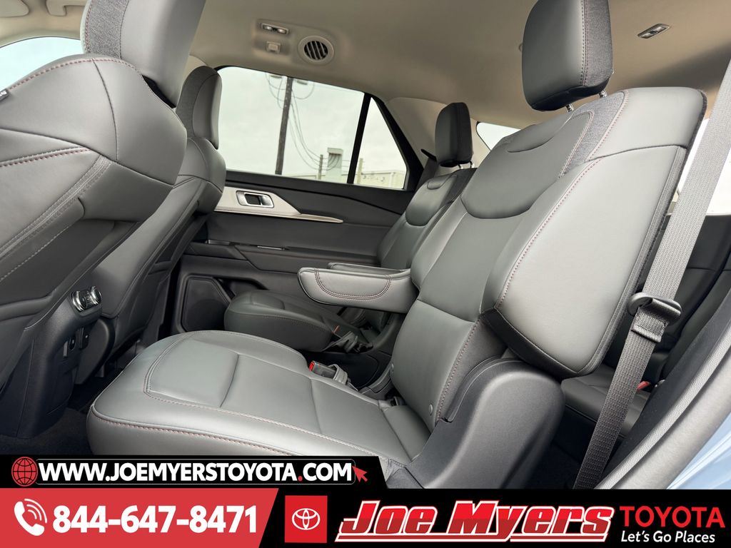 Used 2025 Vapor Blue Metallic Ford Active image 29