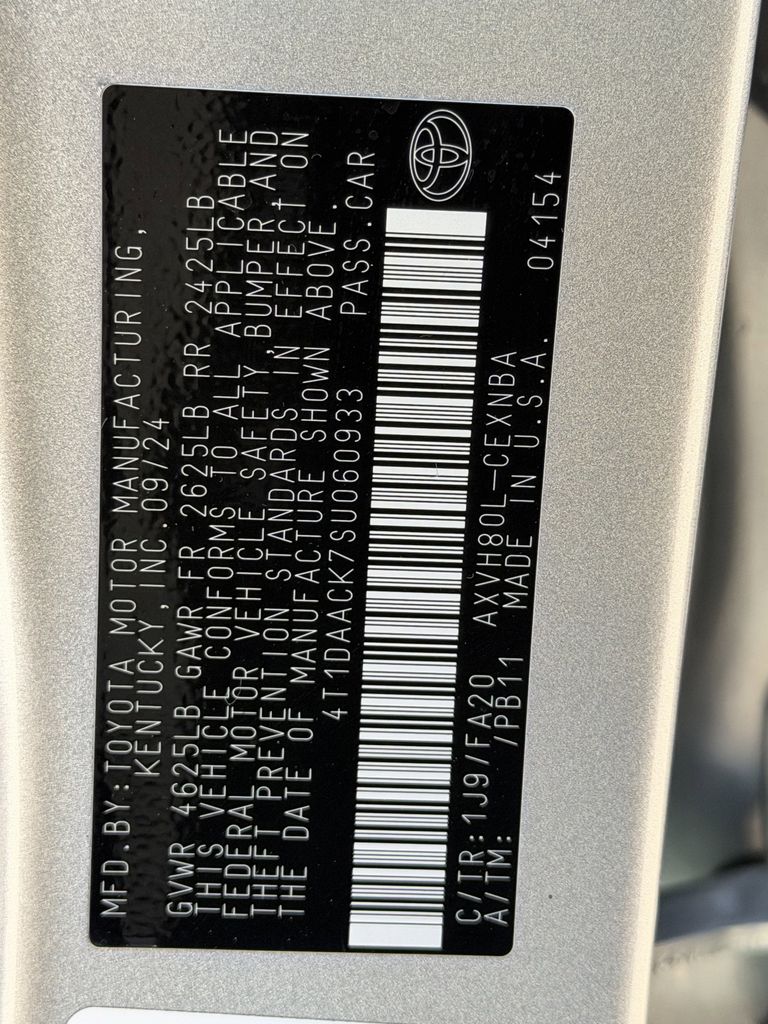 2025 Toyota Camry LE - Photo 31