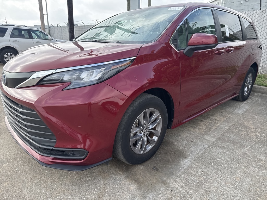 2024 Toyota Sienna LE's photo