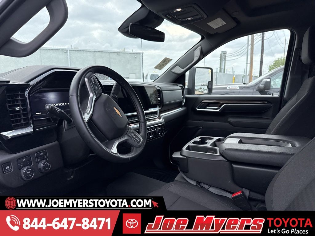 Used 2025 Summit White Chevrolet LT image 4