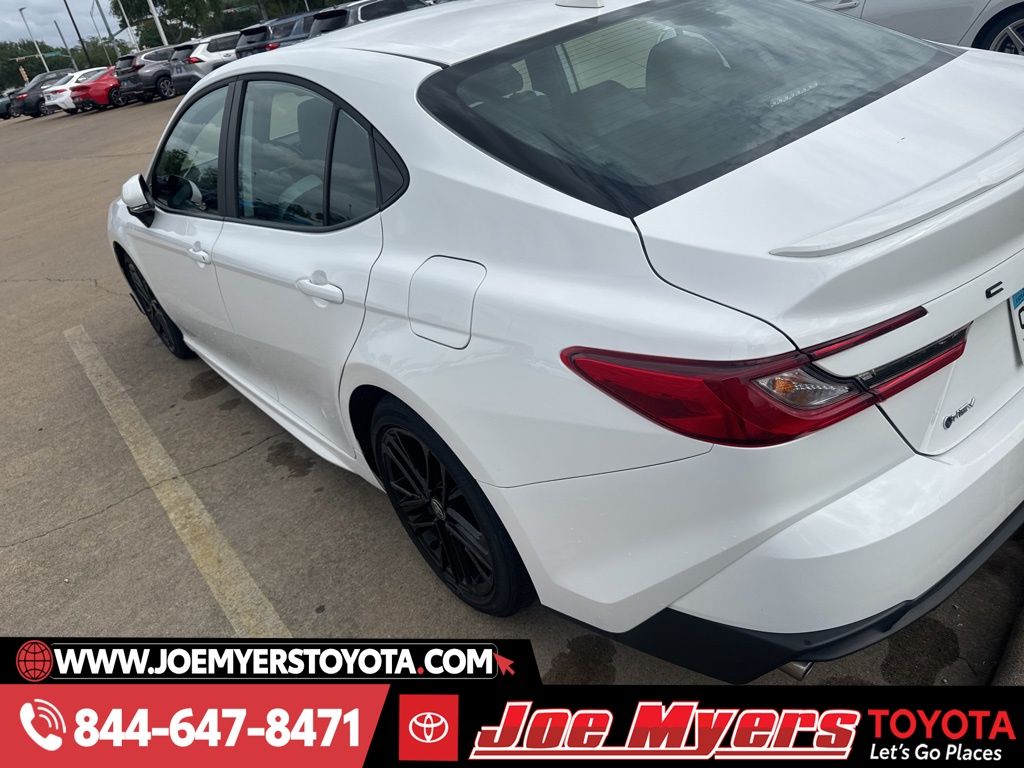 Used 2025 Ice Cap Toyota SE image 4