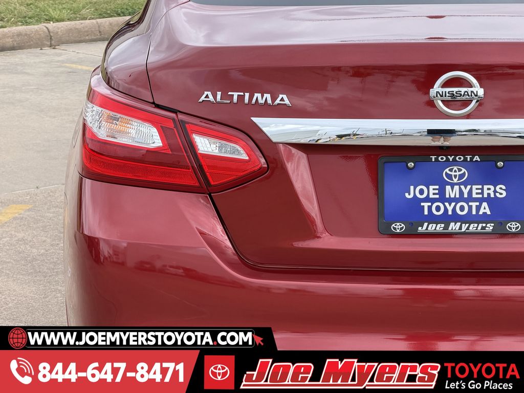 Used 2016 Cayenne Red Nissan 2.5 SL image 10