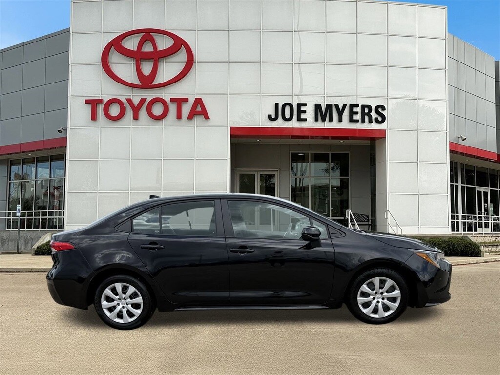 2024 Toyota Corolla LE photo 3
