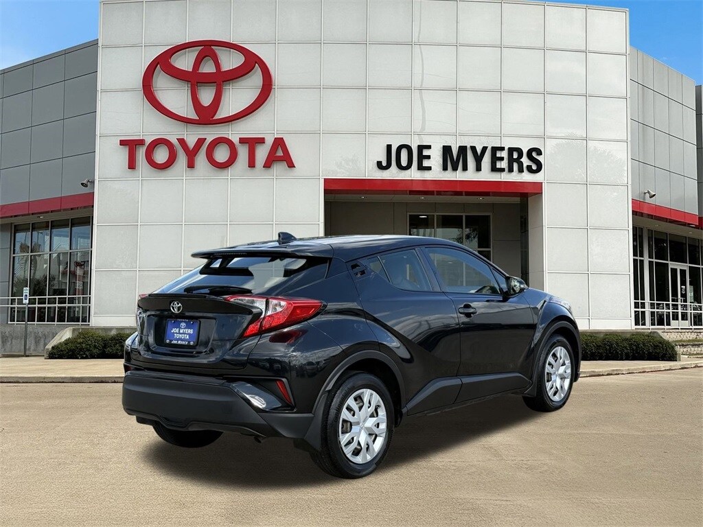 2021 Toyota C-HR LE photo 4