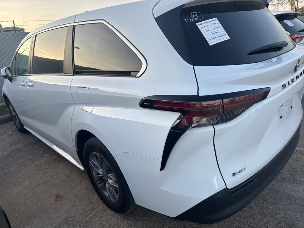 Used 2025 Toyota Sienna LE Minivan/Van