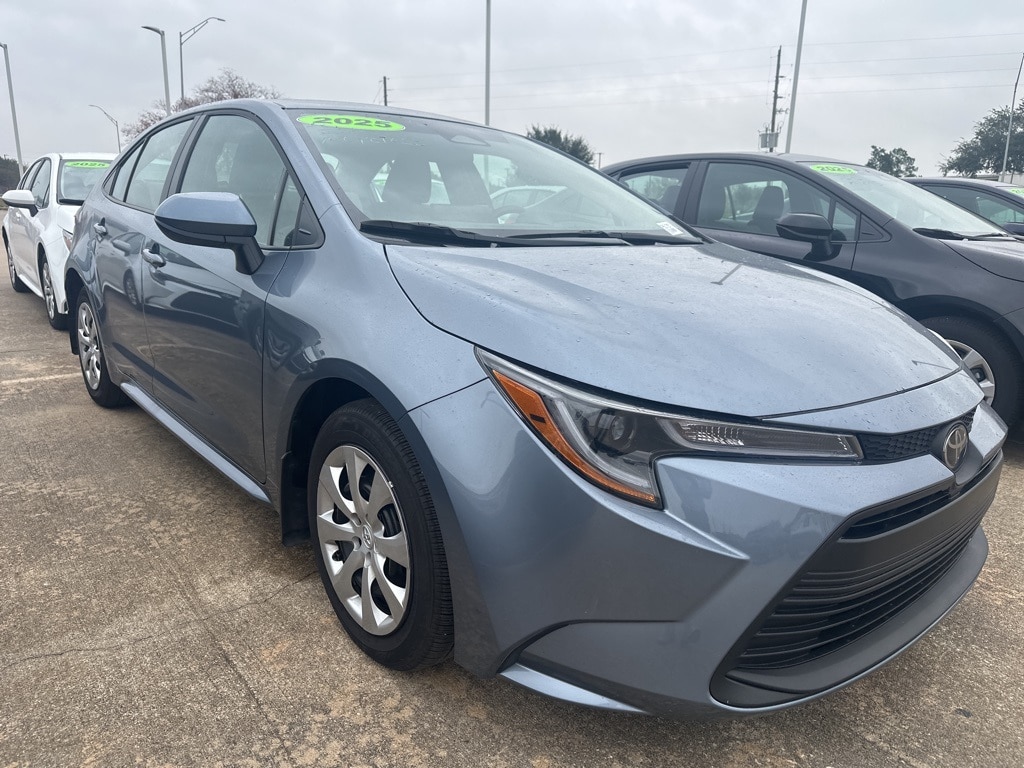 2025 Toyota Corolla LE's photo