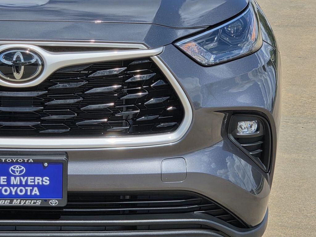 Used 2025 Magnetic Gray Metallic Toyota LE image 4