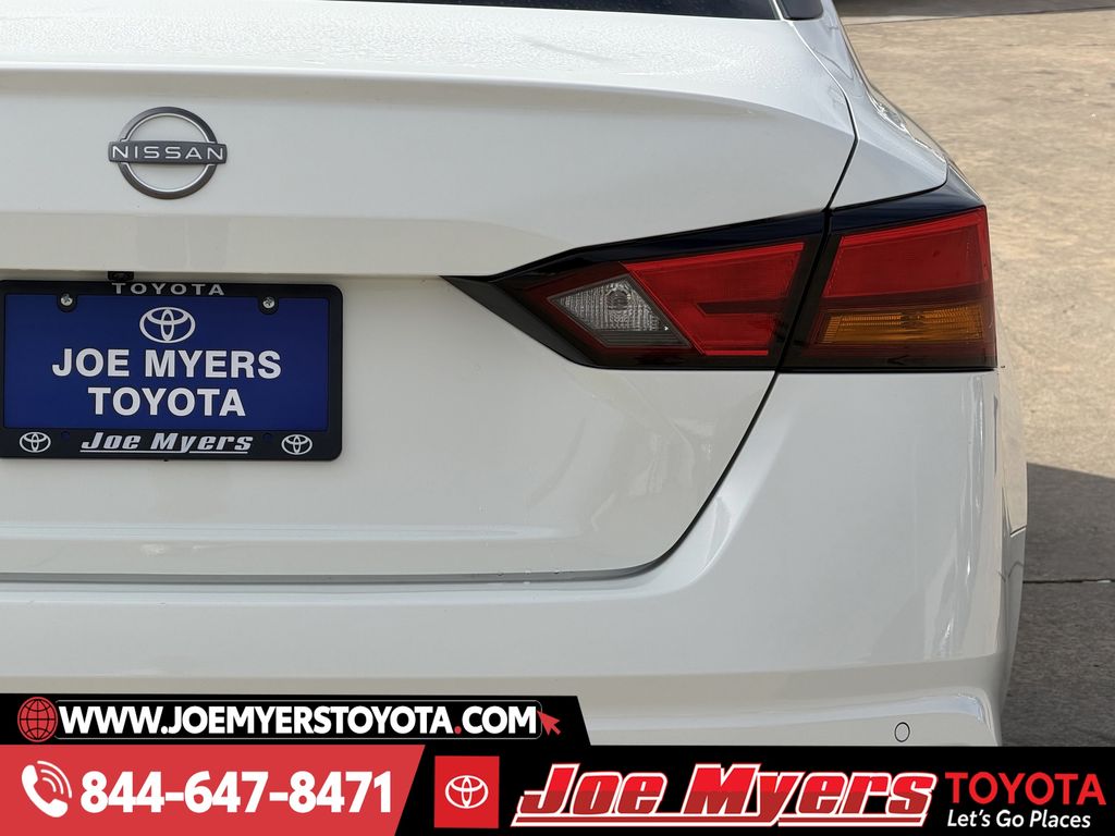 Used 2025 Glacier White Nissan 2.5 SV image 9