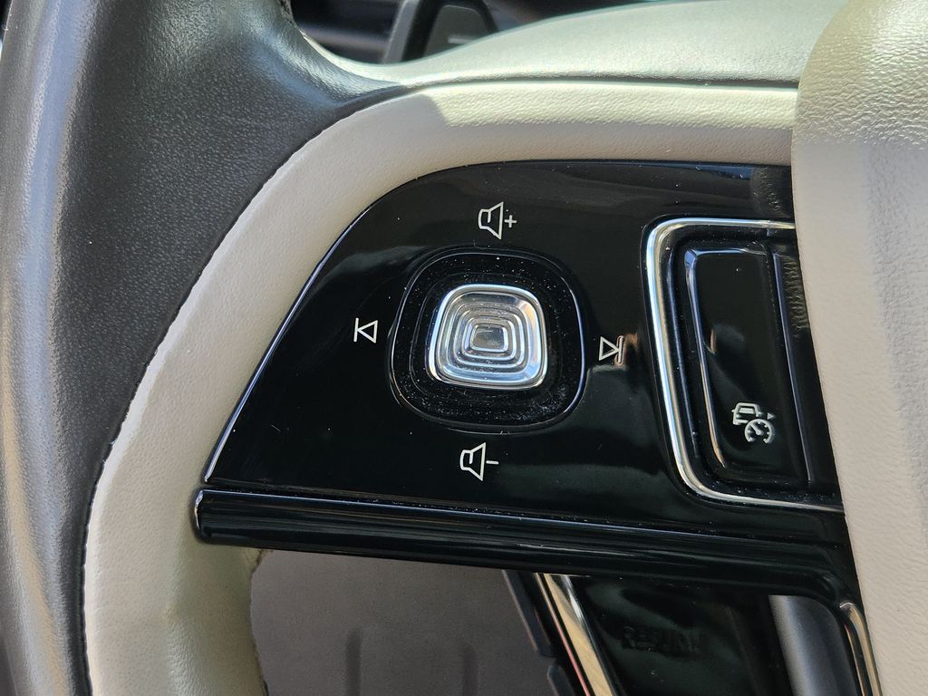 Used 2022 Radiance Metallic Lincoln Grand Touring image 23