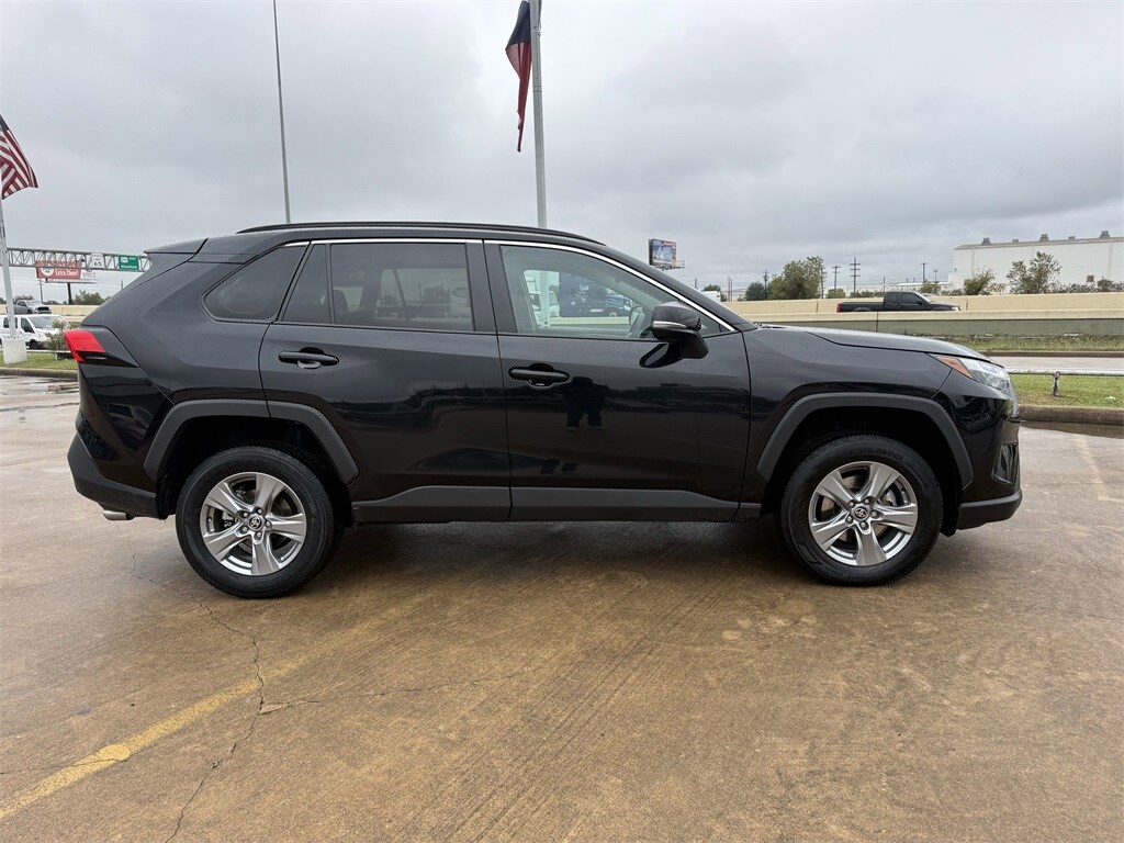 2024 Toyota RAV4 XLE photo 3