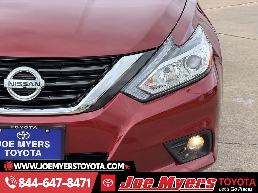 Used 2016 Cayenne Red Nissan 2.5 SL image 4