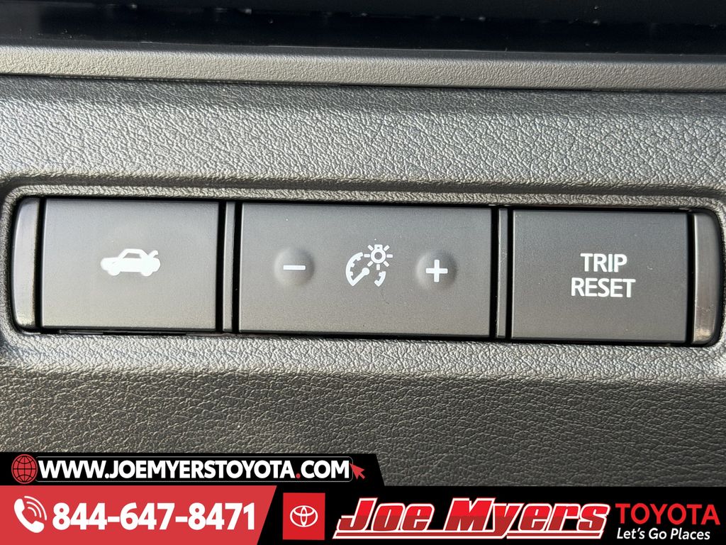 Used 2025 Glacier White Nissan 2.5 SV image 24