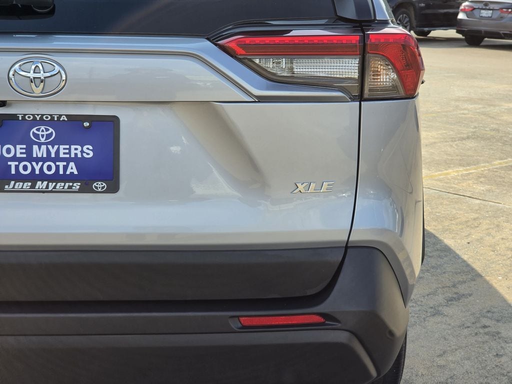 Used 2025 Silver Sky Metallic Toyota XLE image 9