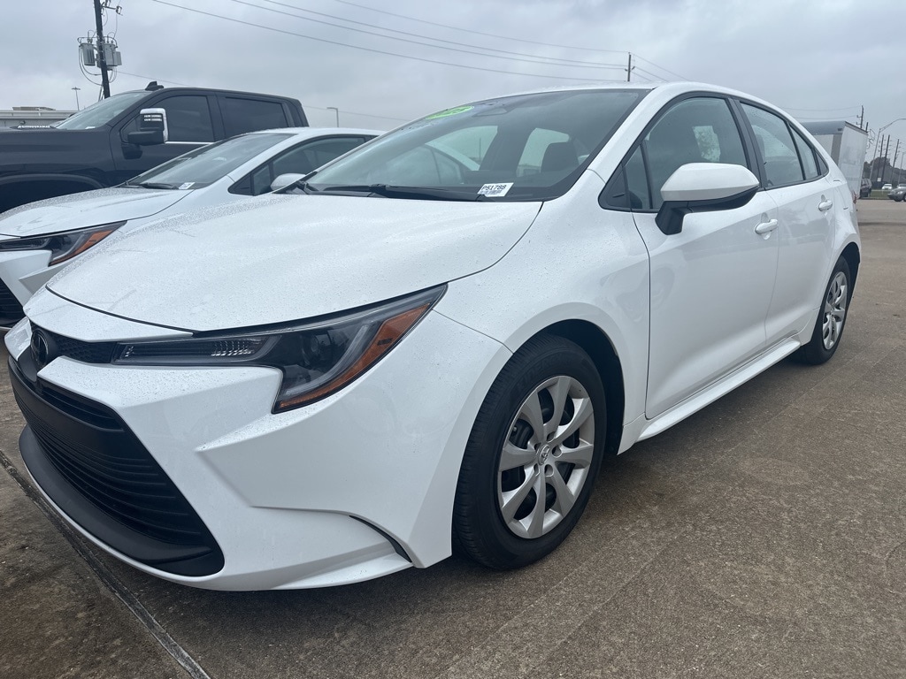 2025 Toyota Corolla LE's photo