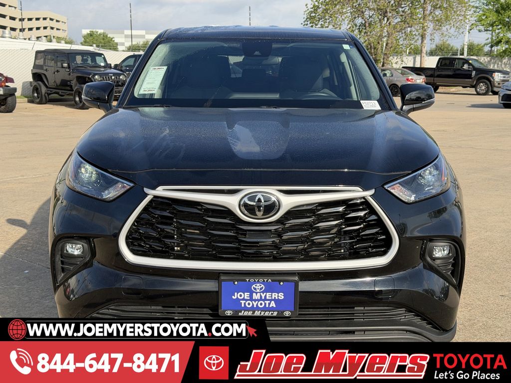 Used 2025 Midnight Black Metallic Toyota LE image 3