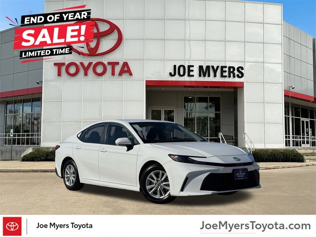 2025 Toyota Camry LE's photo