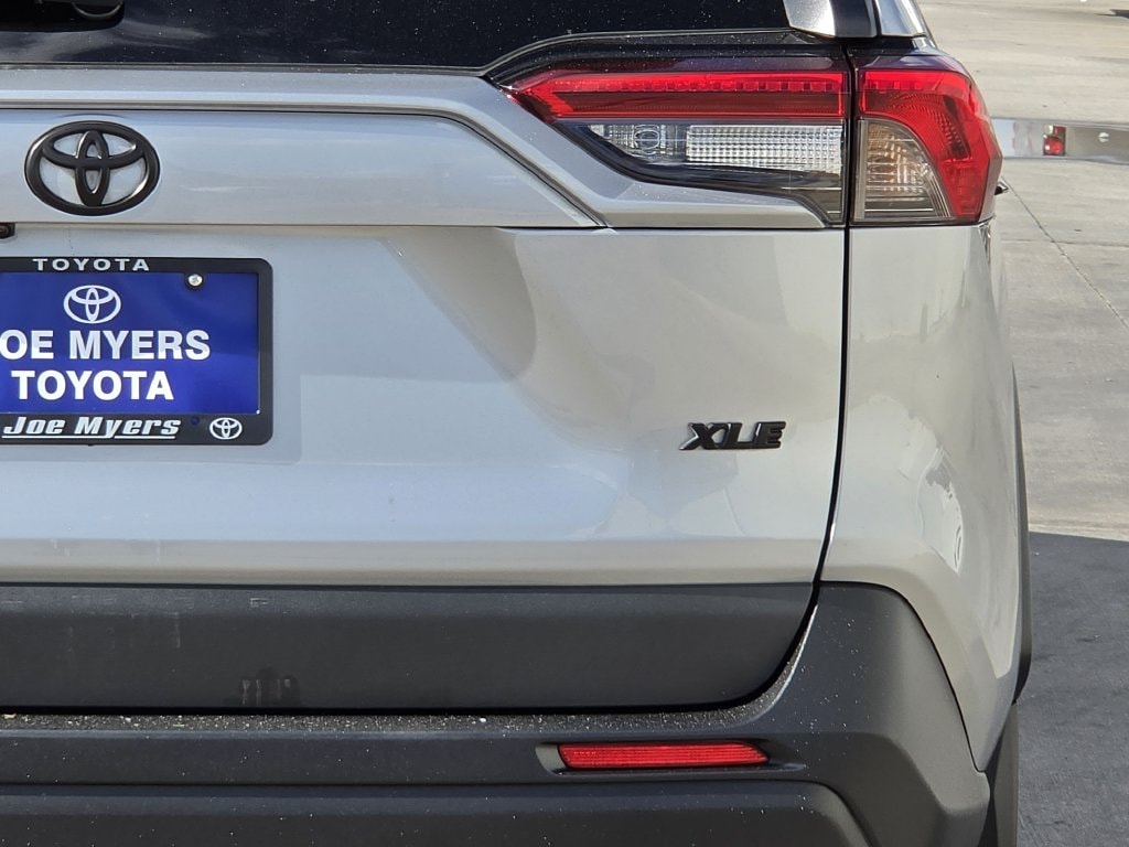 Used 2024 Silver Sky Metallic Toyota XLE Premium image 9