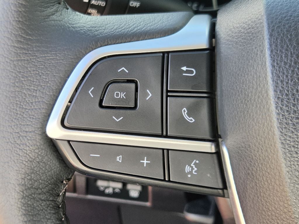 Used 2025 Pearl Toyota XLE image 24