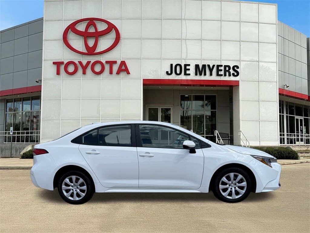 2024 Toyota Corolla LE photo 3