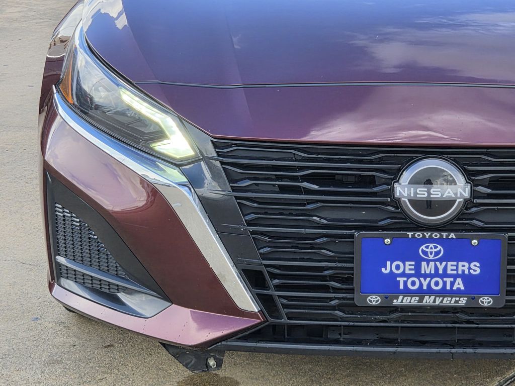 Used 2025 Garnet Pearl Metallic Nissan 2.5 SV image 5