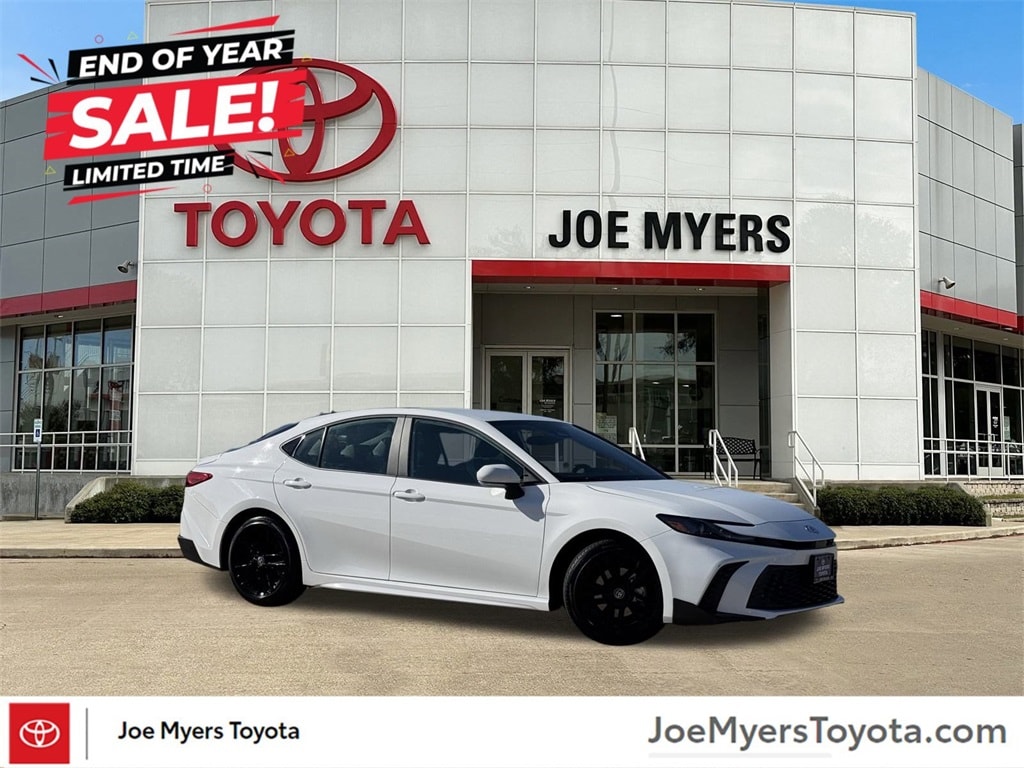 2025 Toyota Camry SE's photo