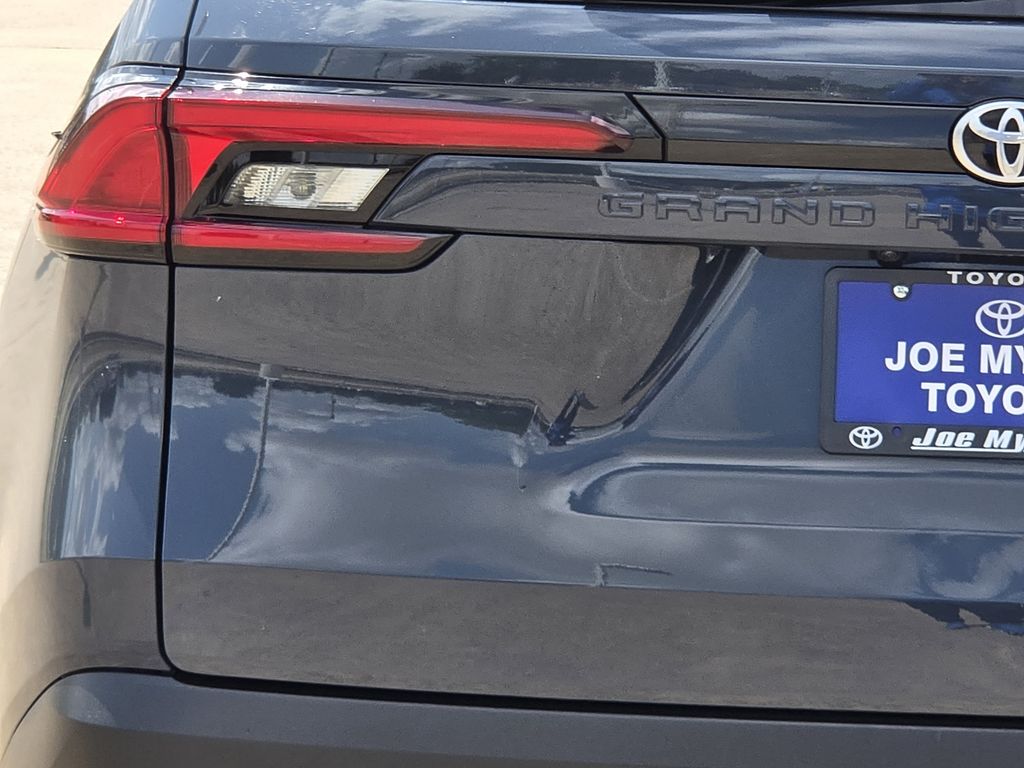 Used 2025 Cloud Toyota XLE image 10