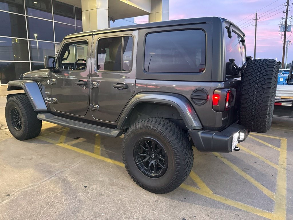 Used 2023 Granite Crystal Metallic Clearcoat Jeep Sahara image 5