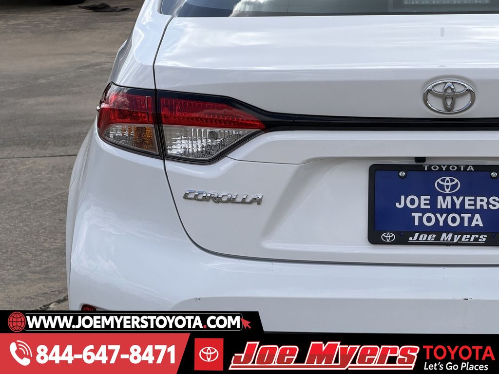 Used 2025 Ice Cap Toyota LE image 10