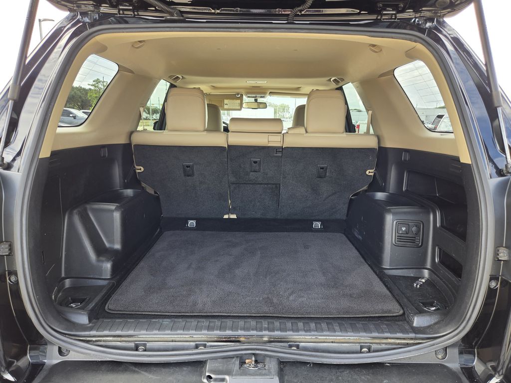 Used 2016 Midnight Black Metallic Toyota SR5 Premium image 29