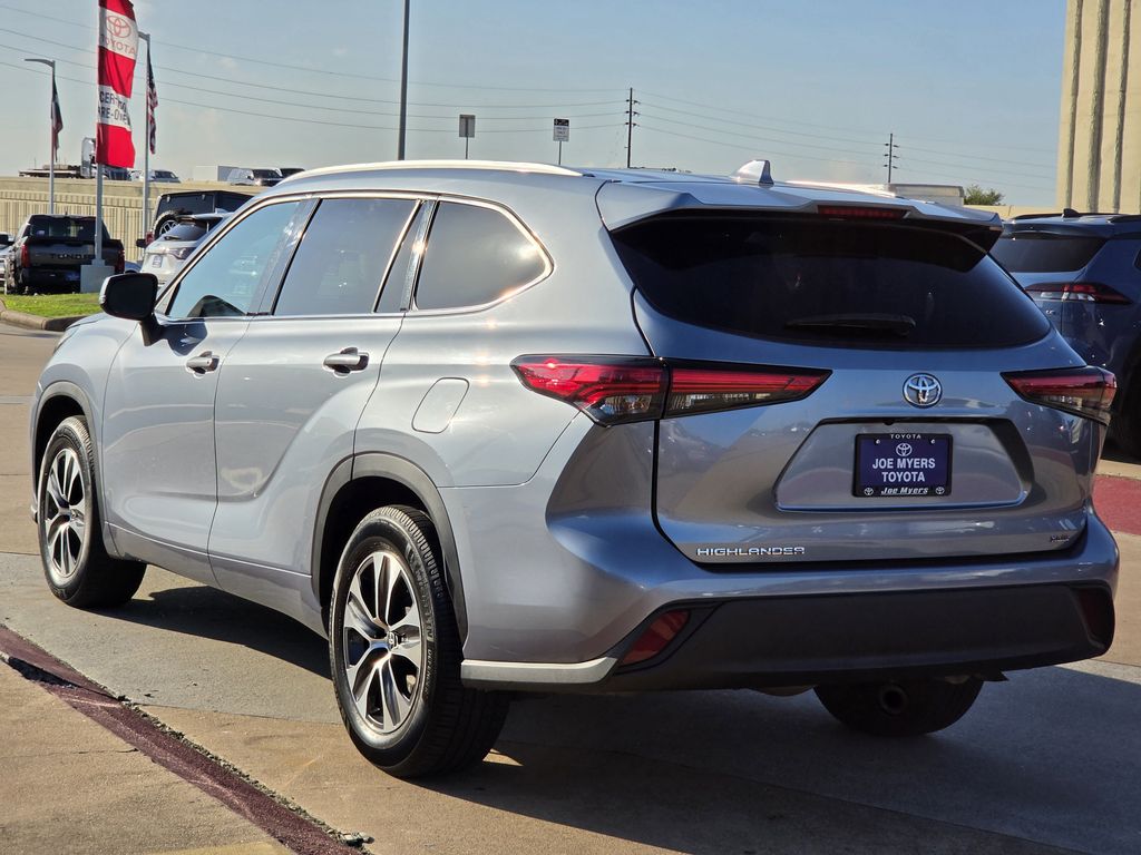 Used 2022 Moon Dust Toyota XLE image 7