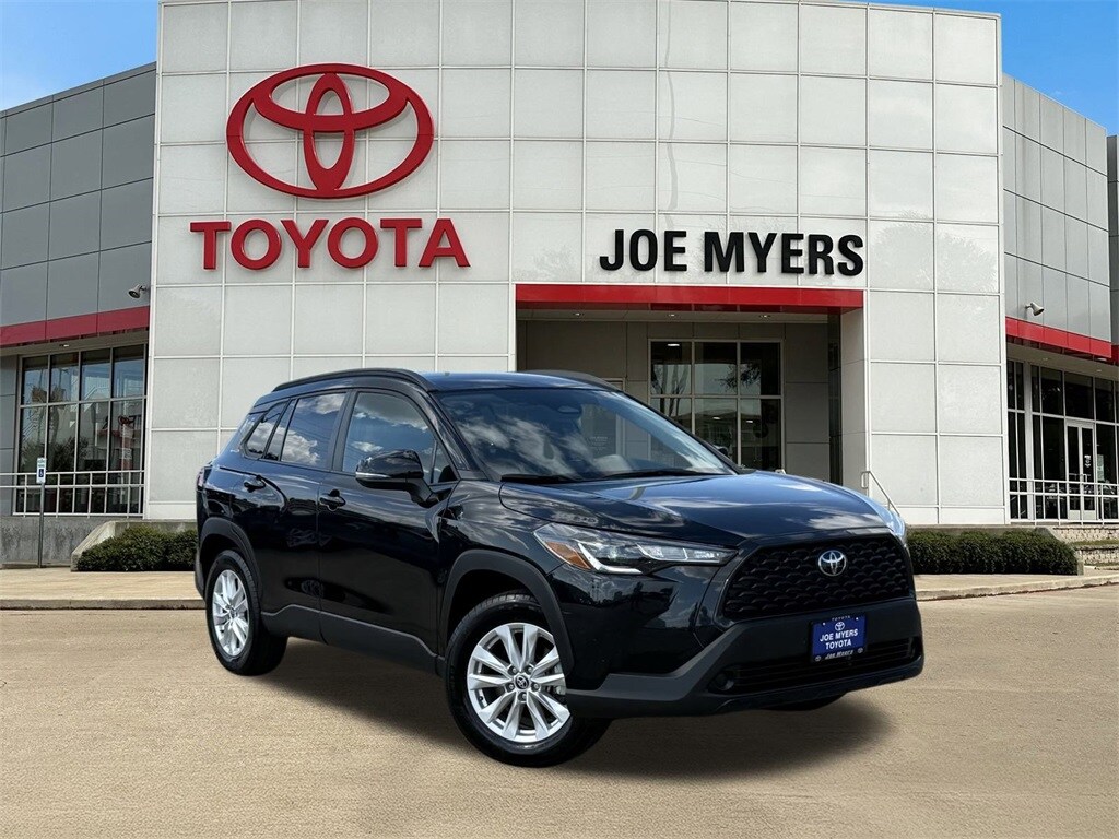 2024 Toyota Corolla Cross LE photo 2