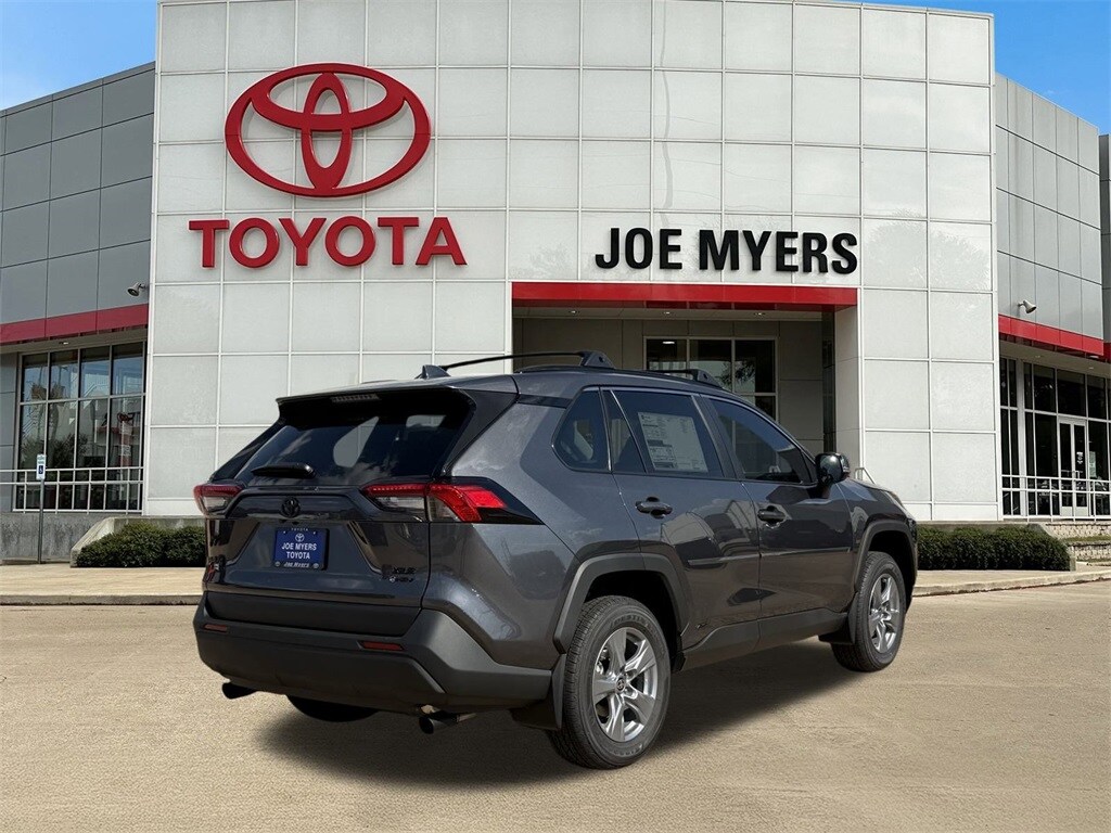 2025 Toyota RAV4 Hybrid XLE photo 3