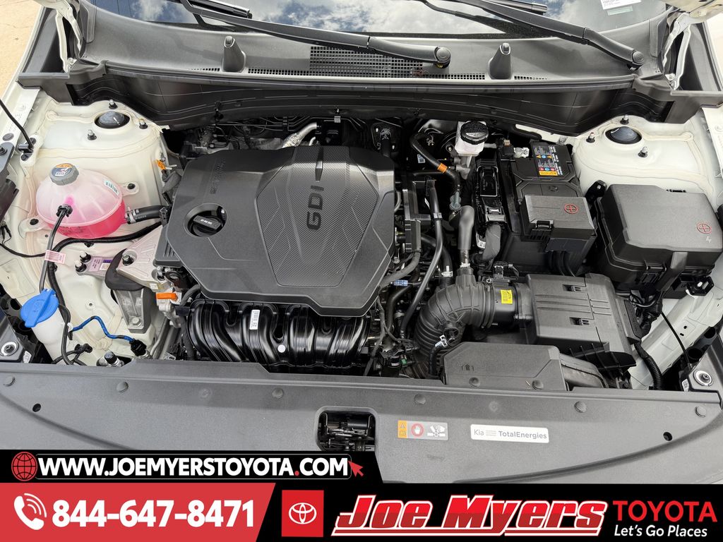 Used 2025 Snow White Pearl Kia LX image 30