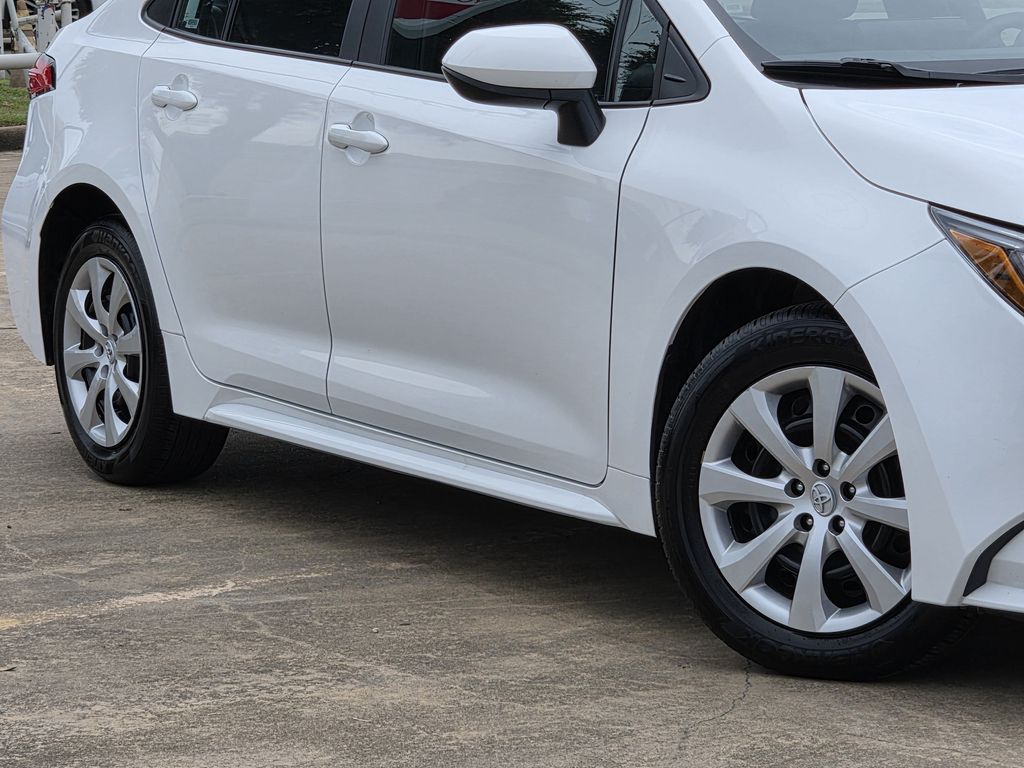 Used 2025 Ice Toyota LE image 11