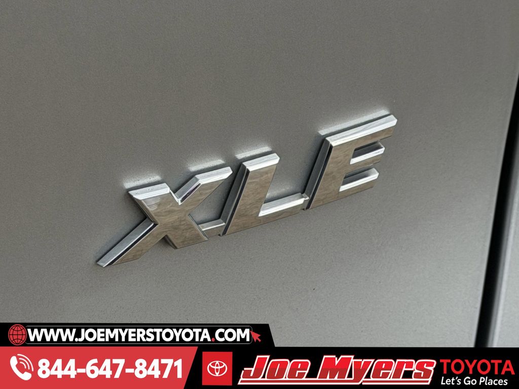 Used 2022 Silver Sky Metallic Toyota XLE Premium image 11