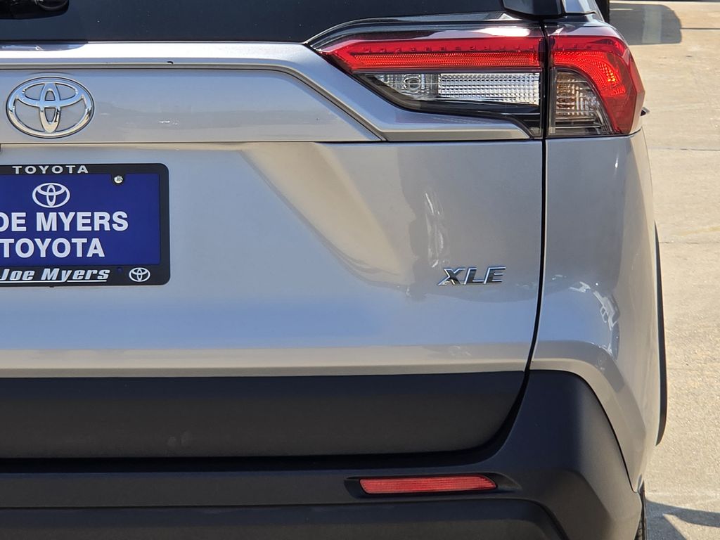 Used 2025 Silver Sky Metallic Toyota XLE image 9