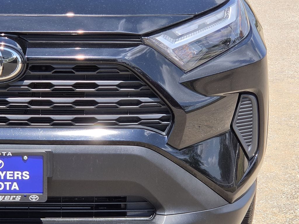 Used 2025 Midnight Black Metallic Toyota XLE image 4