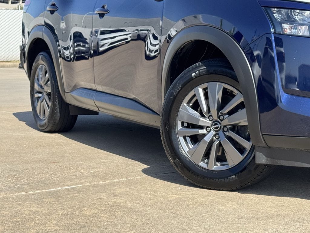 Used 2025 Deep Ocean Blue Pearl Nissan SV image 3