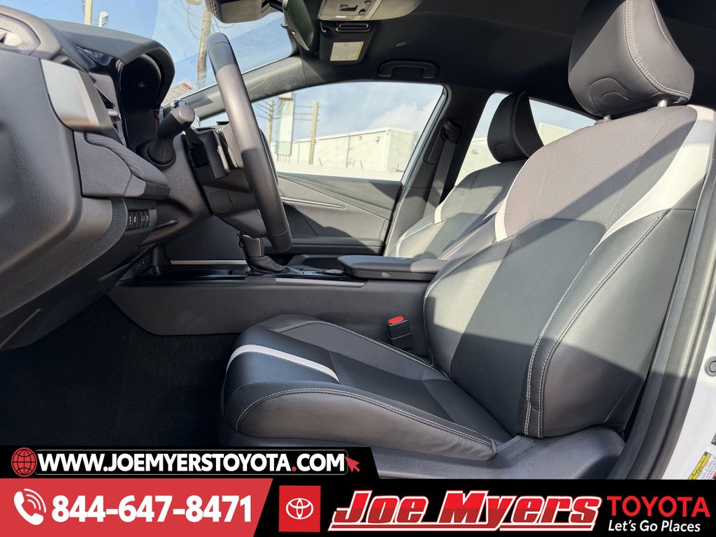 Used 2025 Ice Cap Toyota SE image 27