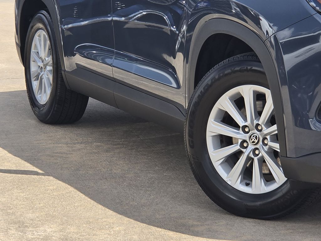 Used 2025 Cloud Toyota XLE image 12