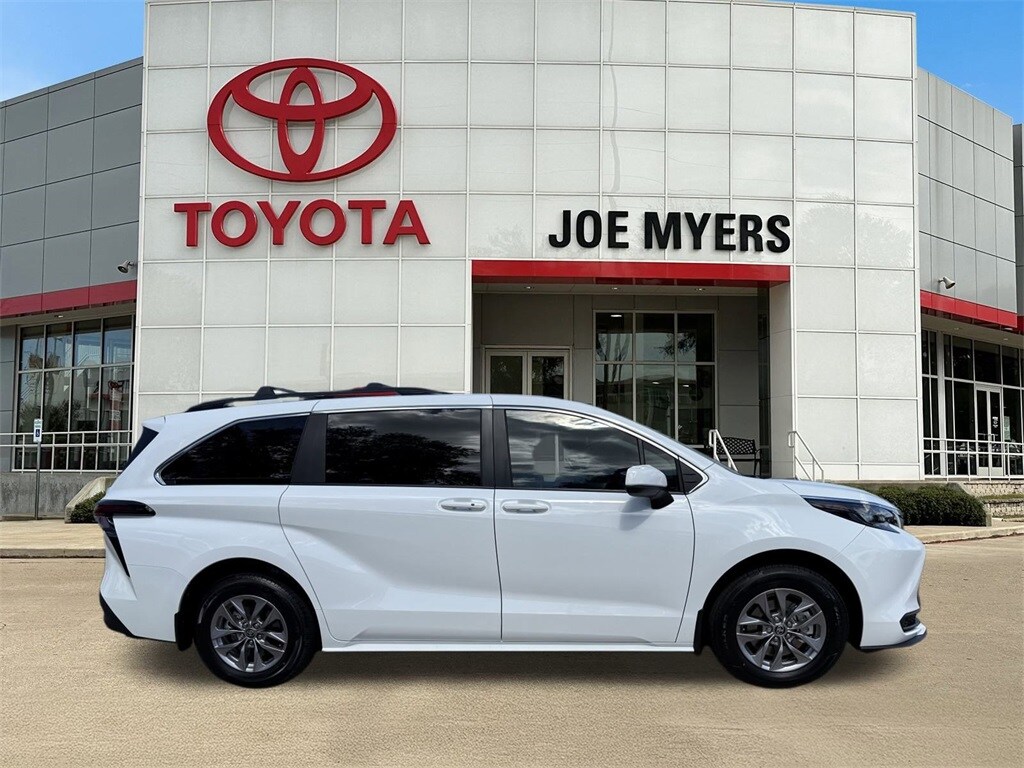 2025 Toyota Sienna LE photo 3