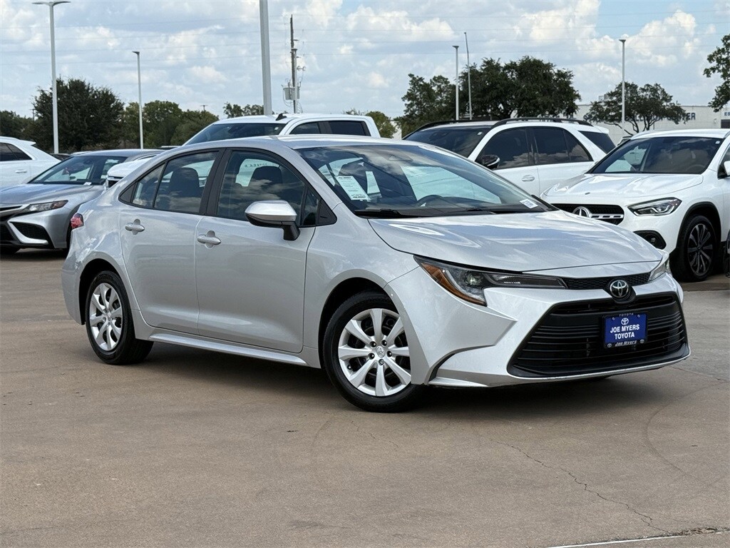 2024 Toyota Corolla LE photo 2