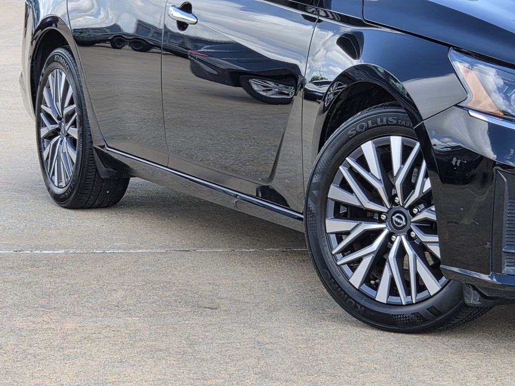 Used 2025 Super Black Clearcoat Nissan 2.5 SV image 11