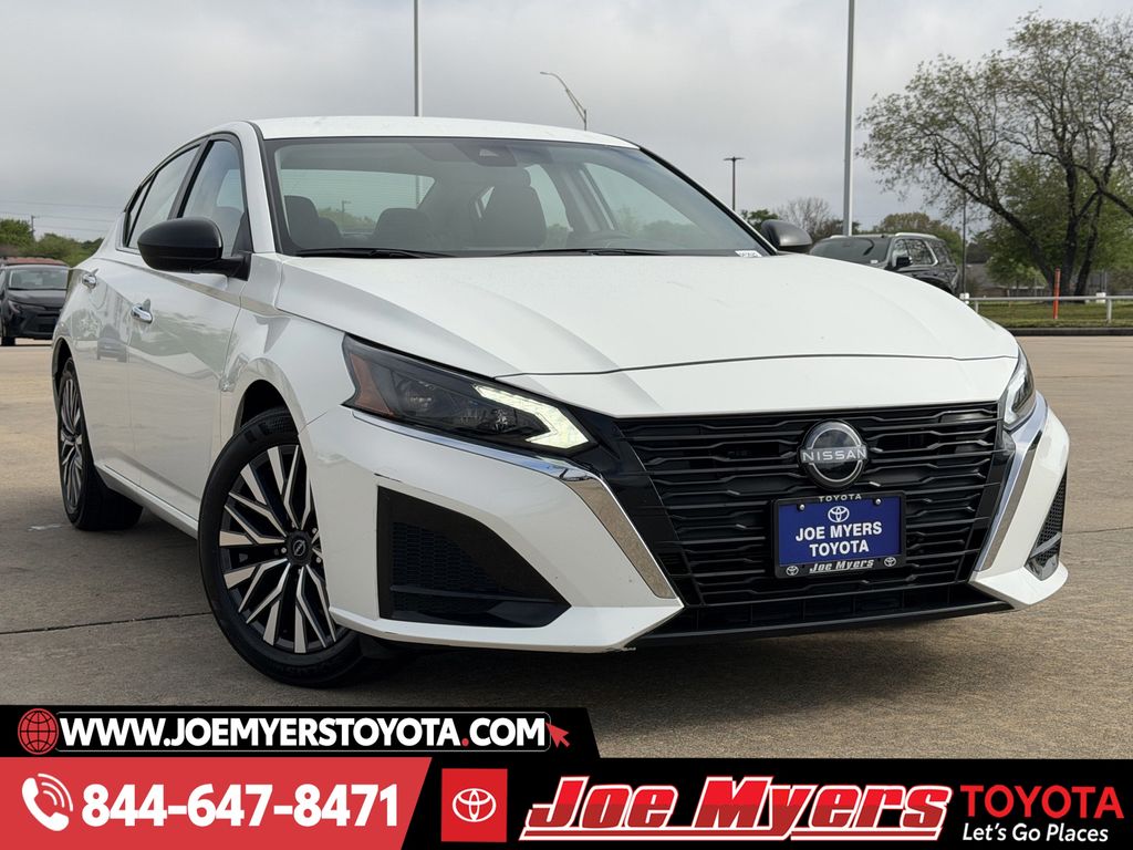 Used 2025 Glacier White Nissan 2.5 SV image 2