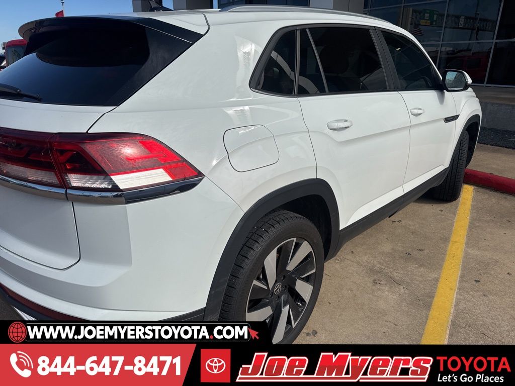 Used 2025 White Volkswagen 2.0T SE w/Technology image 5